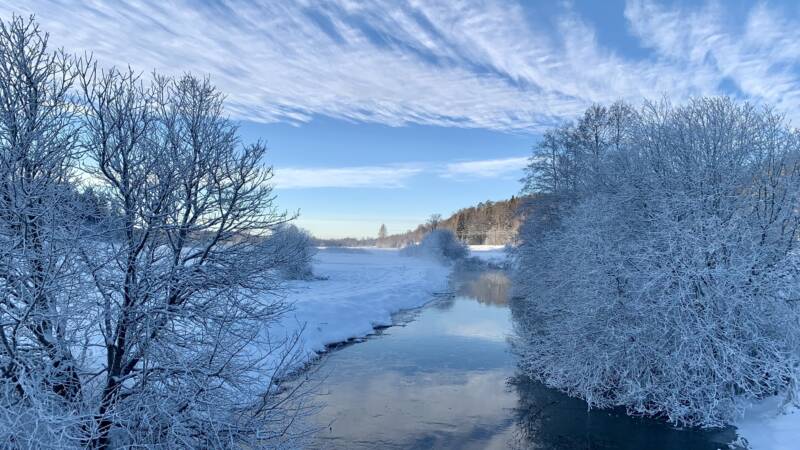 Talvinen jokimaisema Espoossa.