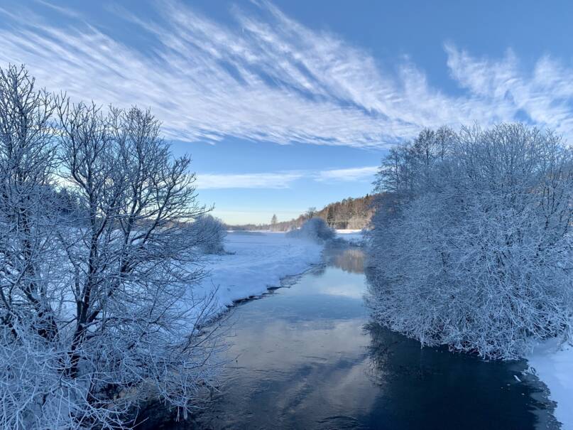 Talvinen jokimaisema Espoossa.