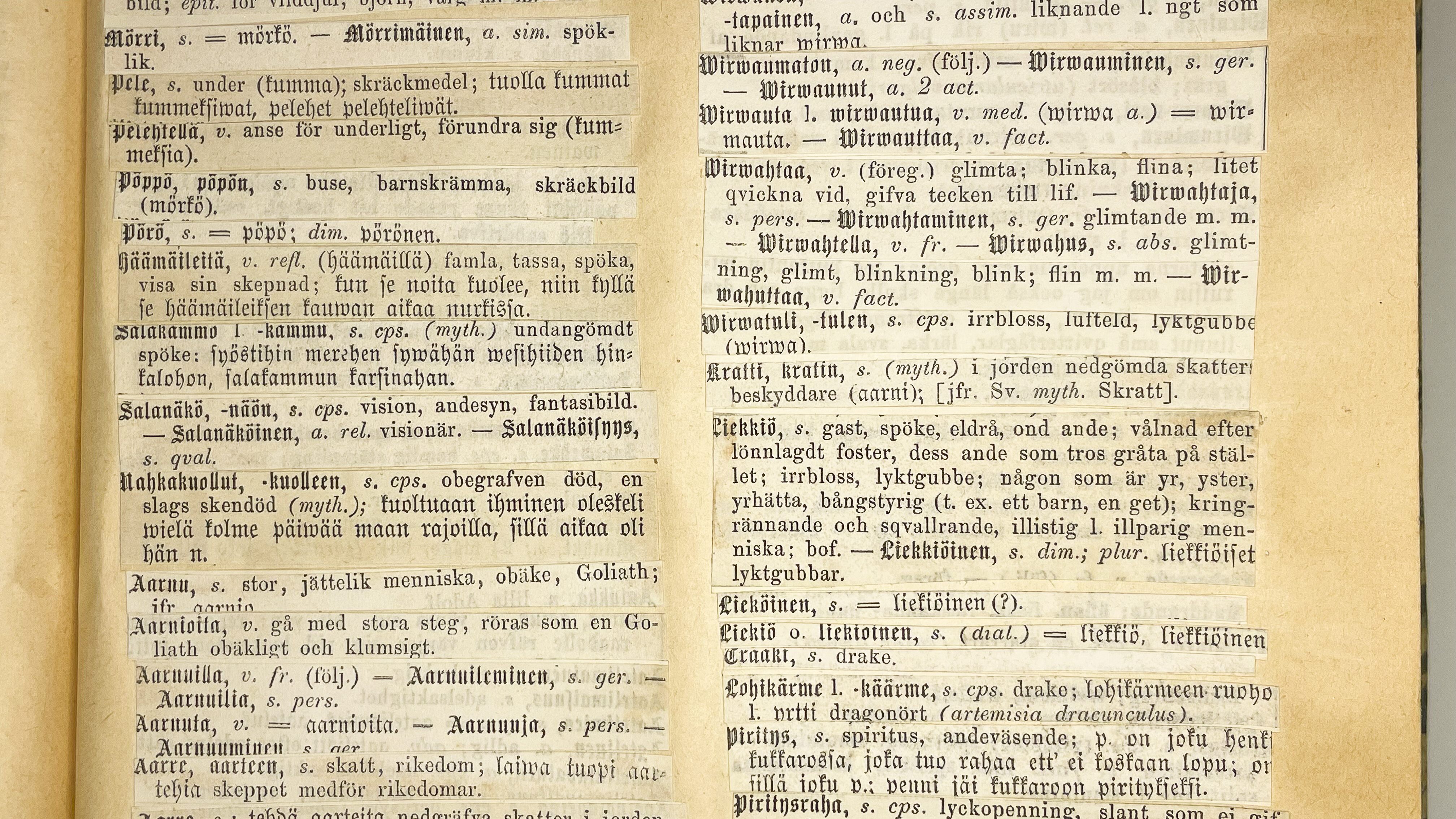 Kuvassa uskomusaiheisia leikkeitä Teuras-Lönnrot -sidoksesta.