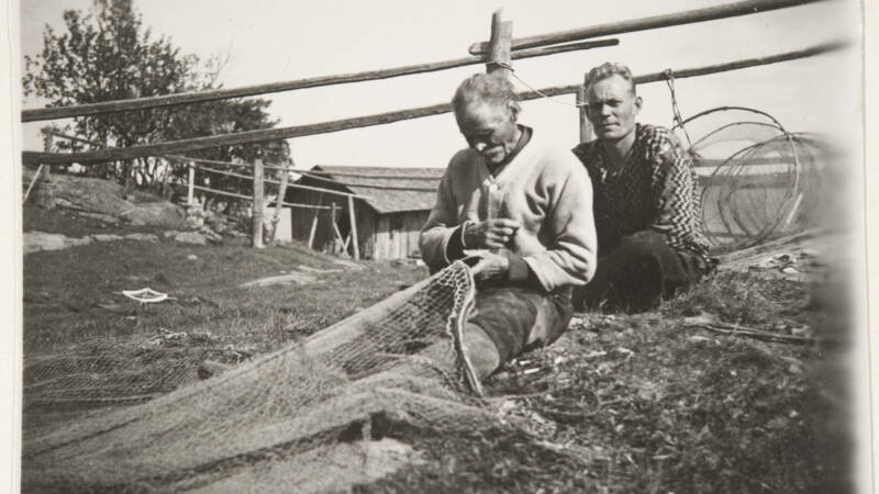 Kalastaja Luotonen paikkaa verkkoa. Merikarvia, 1934. Kuva Eino Lepistö. Museovirasto. CC BY 4.0.