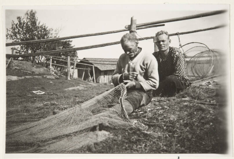 Kalastaja Luotonen paikkaa verkkoa. Merikarvia, 1934. Kuva Eino Lepistö. Museovirasto. CC BY 4.0.