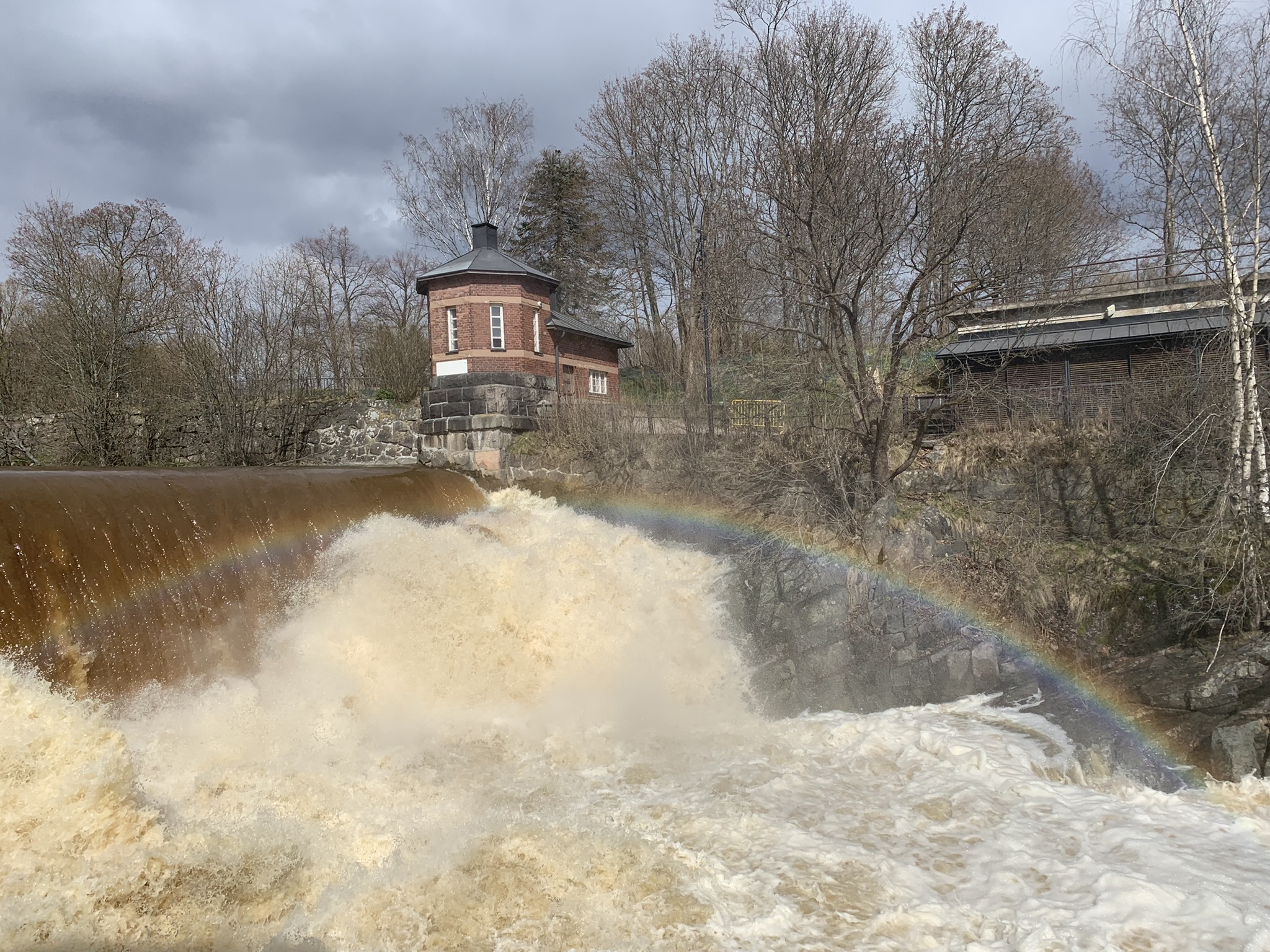 Helsingin Vanhankaupunginkoski ja sateenkaari. Kuva: Olli Tamminen, Kotus.