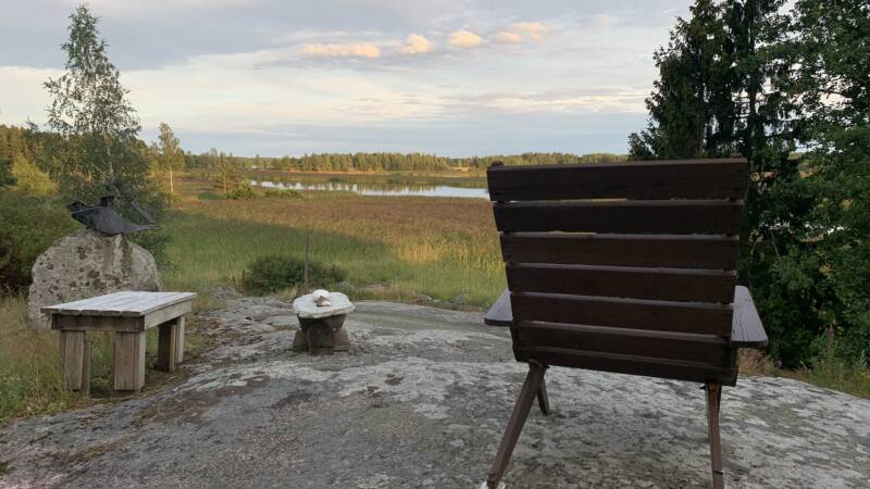 Tuoli kalliolla. Kuva: Olli Tamminen, Kotus.