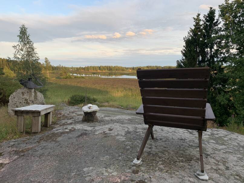 Tuoli kalliolla. Kuva: Olli Tamminen, Kotus.
