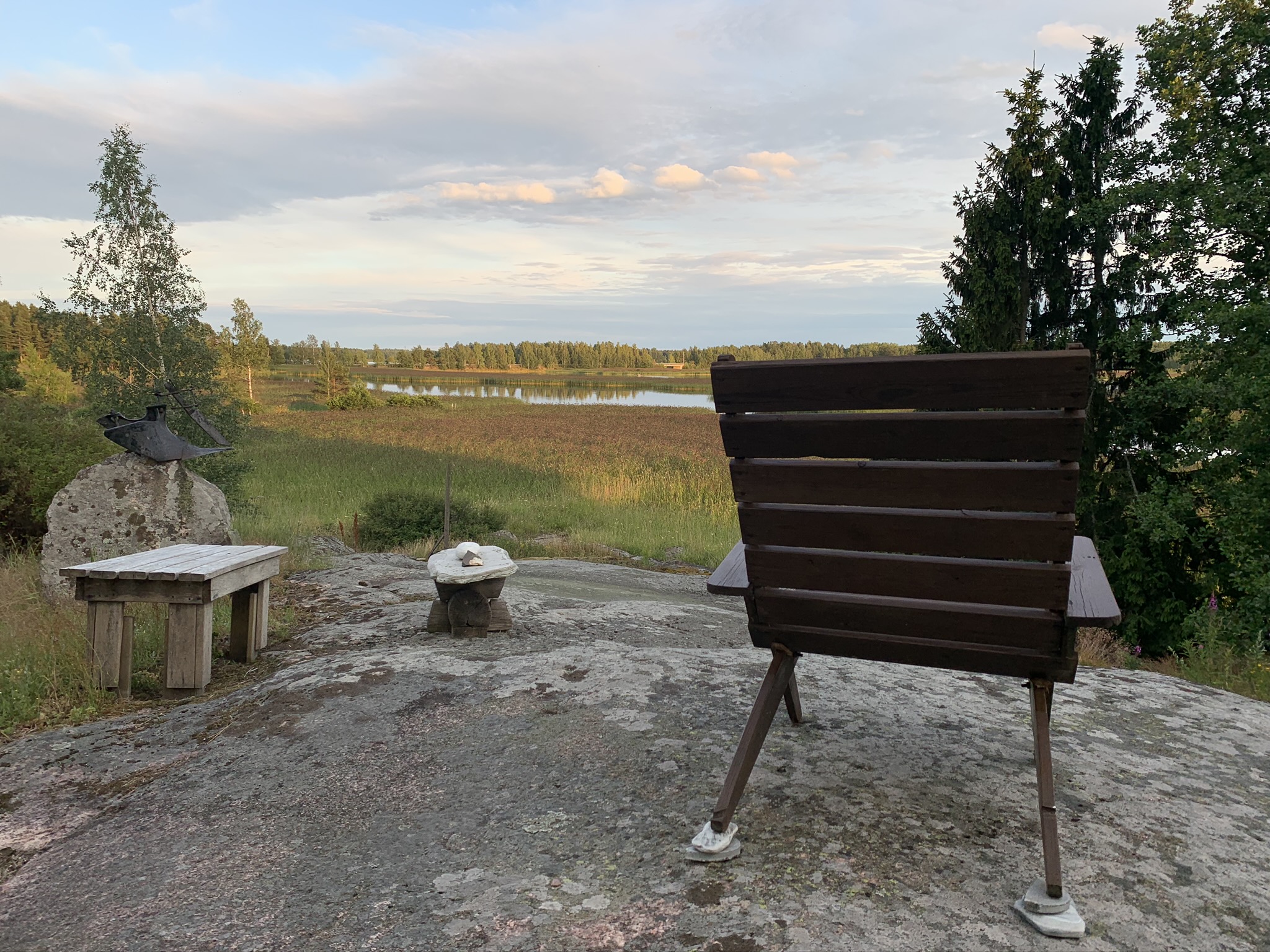 Tuoli kalliolla. Kuva: Olli Tamminen, Kotus.