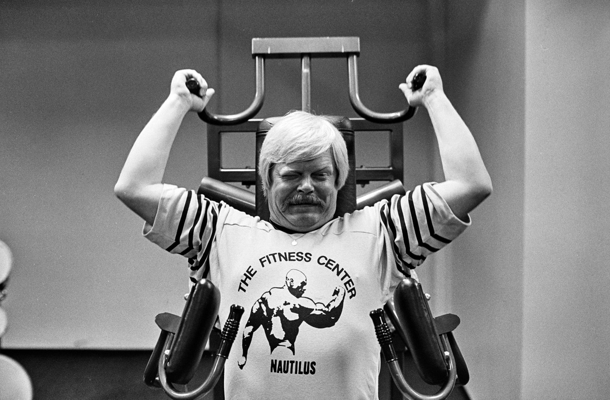 Kovaa treeniä kuntosali Nautiluksen tiloissa vuonna 1982. Kuva: Harri Ahola. Helsingin kaupunginmuseo. CC BY 4.0