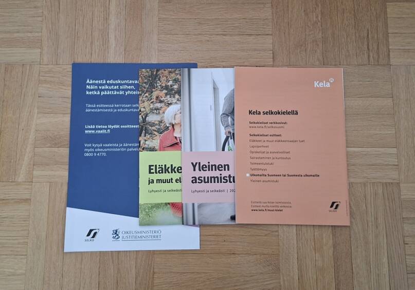 Neljä selkoesitettä, joista kahden kannessa näkyy selkotunnus.
