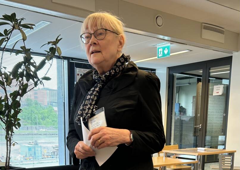 Pirkko Nuolijärvi professorin arvonimen luovutustilaisuudessa 12.6.2026. Kuva: Henna Leskelä, Kotus.