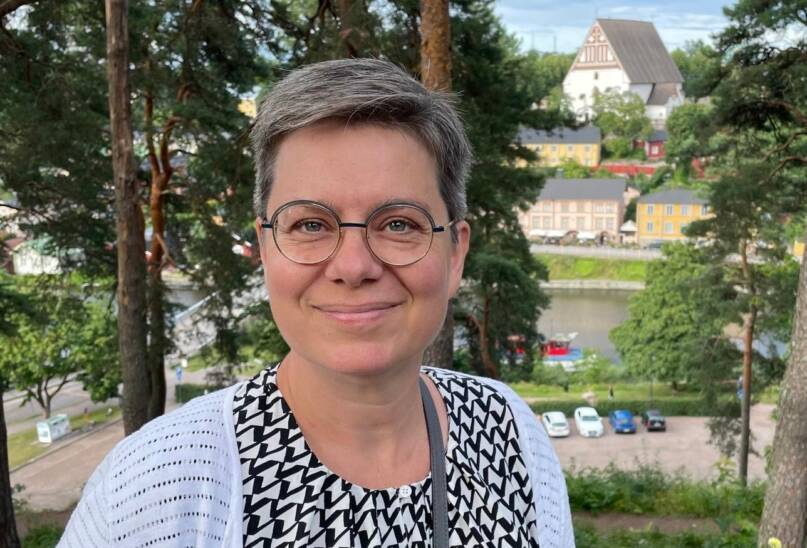 glad kvinna utomhus