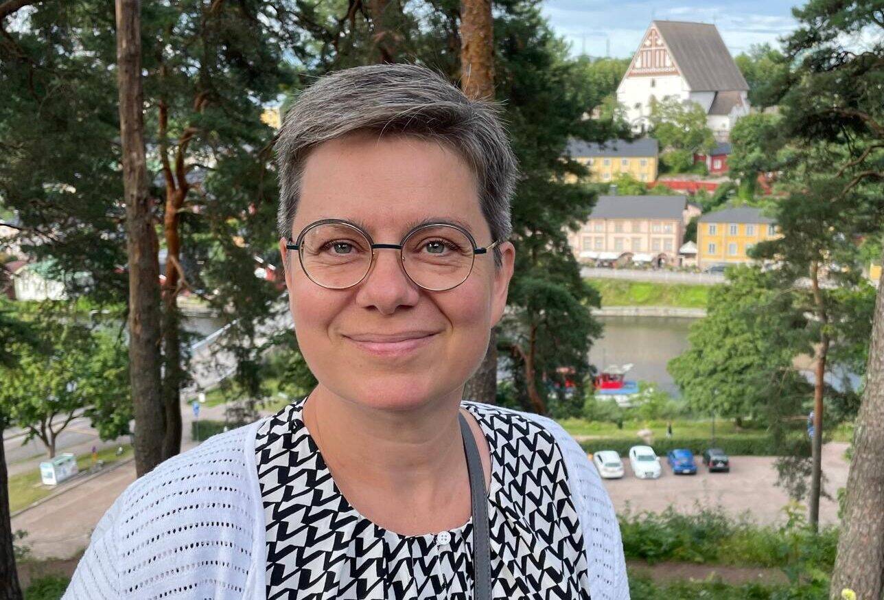 glad kvinna utomhus