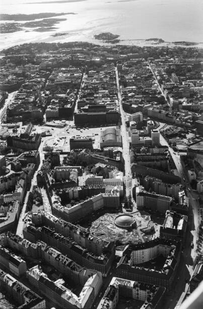 Helsingin keskustaa Temppeliaukion suunnalta kaakkoon syyskuussa 1970. Keskellä Kampissa linja-autoasema ja Kampin kenttä Kampinkadun ja Salomonkadun välillä. Kuva Simo Rista. Helsingin kaupunginmuseo. PDM 1.0.