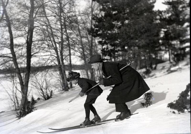Mäenlaskua suksilla. Uusikaupunki 1920-luvulla. Kuva: Abel Fritiof Eriksson. Uudenkaupungin museo. Public Domain.