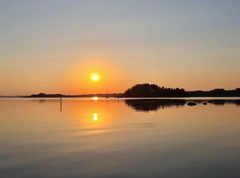 Tyyni meri auringonlaskun aikaan. Kuva: Leena Nissilä.