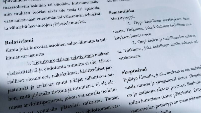 Käsitteitä Esa Saarisen kirjassa Filosofia (WSOY, 1995). Kuva: Risto Uusikoski, Kotus.