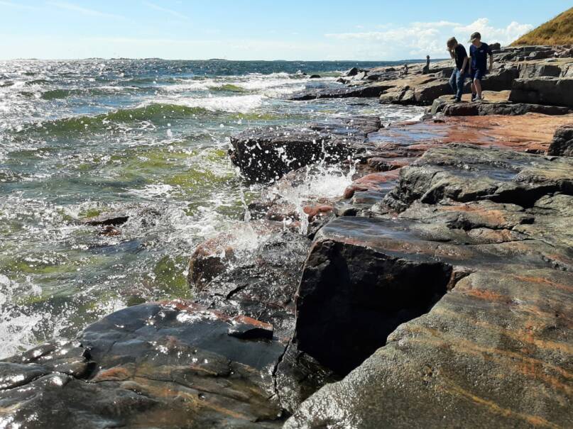 Itämeren tyrskyjä Suomenlinnassa. Kuva: Ulla Onkamo, Kotus.