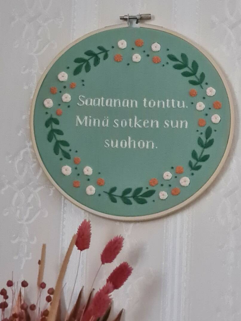 Anna Kilpeläisen kirjontatyö, jossa sitaatti Väinö Linnan romaanista Tuntematon sotilas (1954). Kuva: Elena Rintamäki.