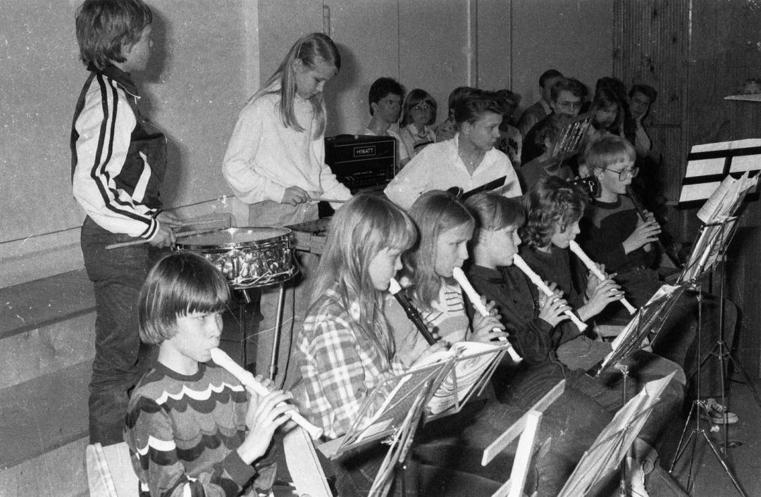 Rajamäen ala-asteen musiikkikerho (ryhmä 2) esiintymässä opettaja Erkki Ikosen johdolla Rajamäen ala-asteen kevätkonsertissa, 21.5.1979. Kuva: Matti Rintala, Nurmijärven museo.