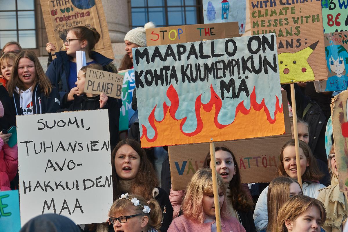 Kansainvälinen ilmastolakko huipentui Suomessa 29.9.2019. Lakkolaisia eduskuntatalolla Helsingissä. Lakkolaisilla suomen- ja englanninkielisiä banderolleja. Kuva: Hannu Häkkinen. Museovirasto. CC BY 4.0.