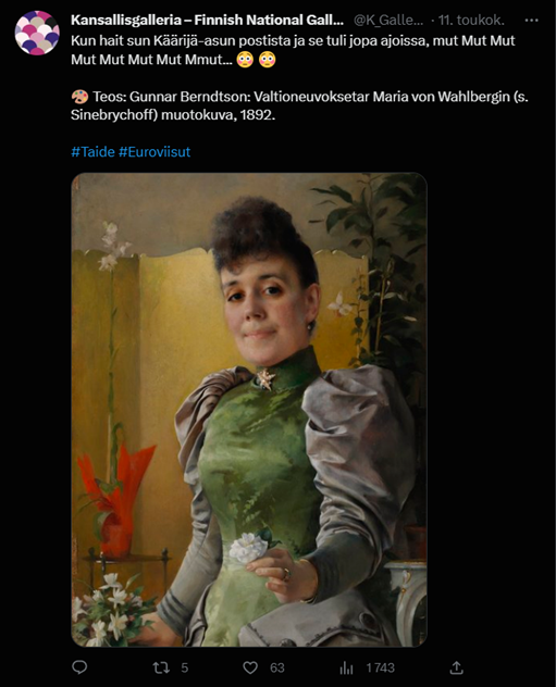 Tviitissä on kuva Gunnar Berndtsonin maalauksesta Valtioneuvoksetar Maria von Wahlbergin muotokuva (1892). Maalauksessa puhvihihaiseen ja korkeakauluksiseen mekkoon pukeutunut nainen pitää kädessään kukkasia, taustallaan huonekasveja ja sermi. Tviitin teksti: ”Kun hait sun Käärijä-asun postista ja se tuli jopa ajoissa, mut Mut Mut Mut Mut Mut Mut Mmut...” Tekstin perässä kaksi emojia, jolla on punastuneet kasvot.