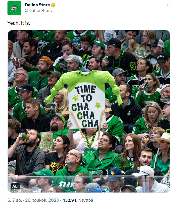 Dallas Stars -jääkiekkojoukkueen kannattaja pitää ilmassa ”Time to cha cha cha” -kylttiä. Kyltille on askarreltu Käärijältä tuttu bolero ja se on väriltään käärijänvihreä.