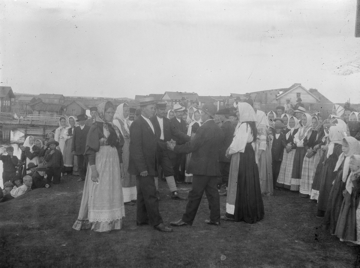 Nuoriso kisailee Uhutjärven rantatörmällä Vienan Karjalassa 1915. Kuva: A. O. Väisänen. Museovirasto. CC BY 4.0.
