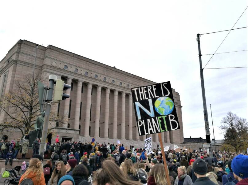 Ilmastomielenosoitus Helsingissä eduskuntatalon edessä. Planet B -kyltti. Kuva: Ilona Paajanen, Kotus.