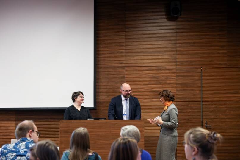 Ulla Tiililä ja Eero Voutilainen sekä tilaisuuden juontaja Riitta Hyvärinen.