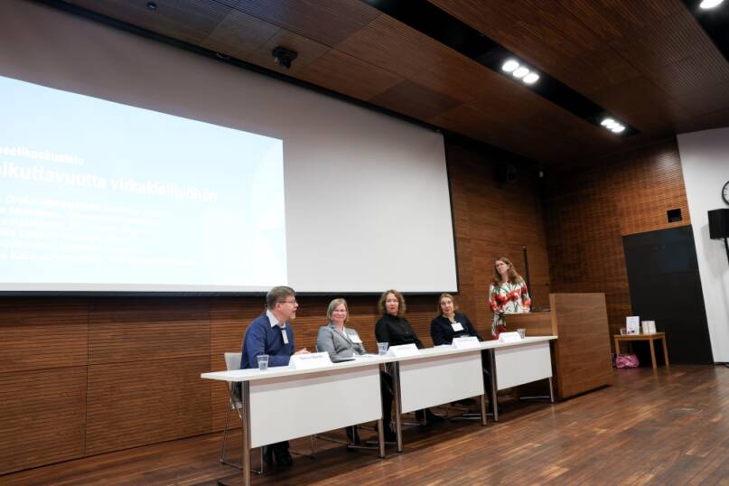 Panelistit Hannu Itkonen, Jannika Lassus, Laura Manninen, Tiina Onikki-Rantajääskö ja puheenjohtaja Henna Kara.