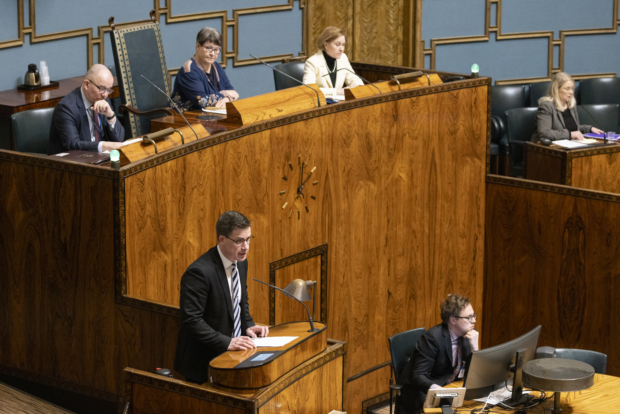 Eduskunnan täysistunto 28. helmikuuta 2024. Keskustelualoite suomen kielen asemasta. Ensimmäinen allekirjoittaja Pekka Aittakumpu puhuu. Kuva: Hanne Salonen. Eduskunta.