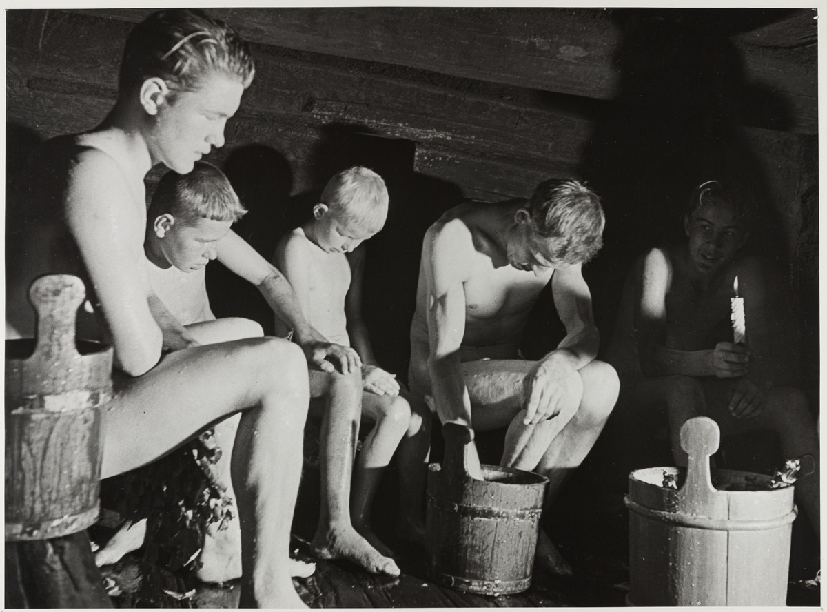 Miehiä ja poikia saunassa. 1939. Kuva: Thérèse Bonney. Museovirasto. CC BY 4.0.