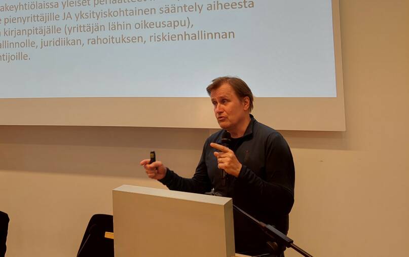 Jyrki Jauhiainen Säädöskielen ymmärtäminen -hankkeen loppuraportin julkistamistilaisuudessa 13.5.2024. Kuva: Henna Kara, Kotus.