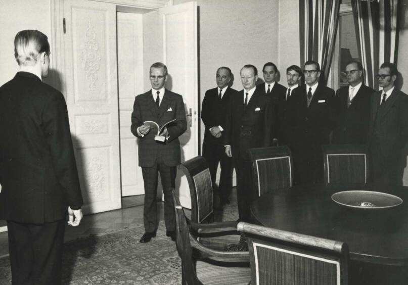 Kotimaisten kielten tutkimuslaitoskomitean mietinnön luovutus valtioneuvostossa 20.1.1976. Kuva: Eero Ikäheimonen, Lehtikuva Oy.