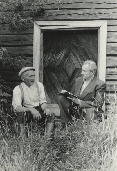 Viljo Nissilä haastattelee Nestori Simolaa Hauholla 1968. Kuva: Kotuksen arkisto.