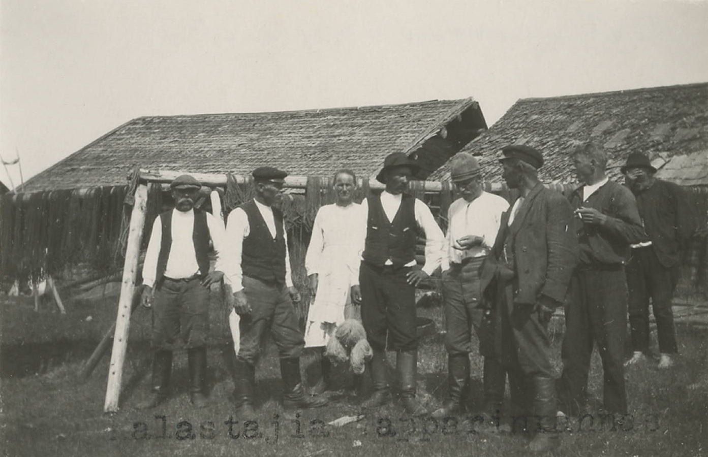 Kalastajia Itä-Karjalassa Viljo Nissilän keruuretkiltä 1900-luvun alkupuoliskolta. Kuva: Kotuksen arkisto.