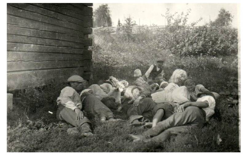 Lepoa päivällisen jälkeen (päivällismakoos). Kuva: Kotuksen arkisto.