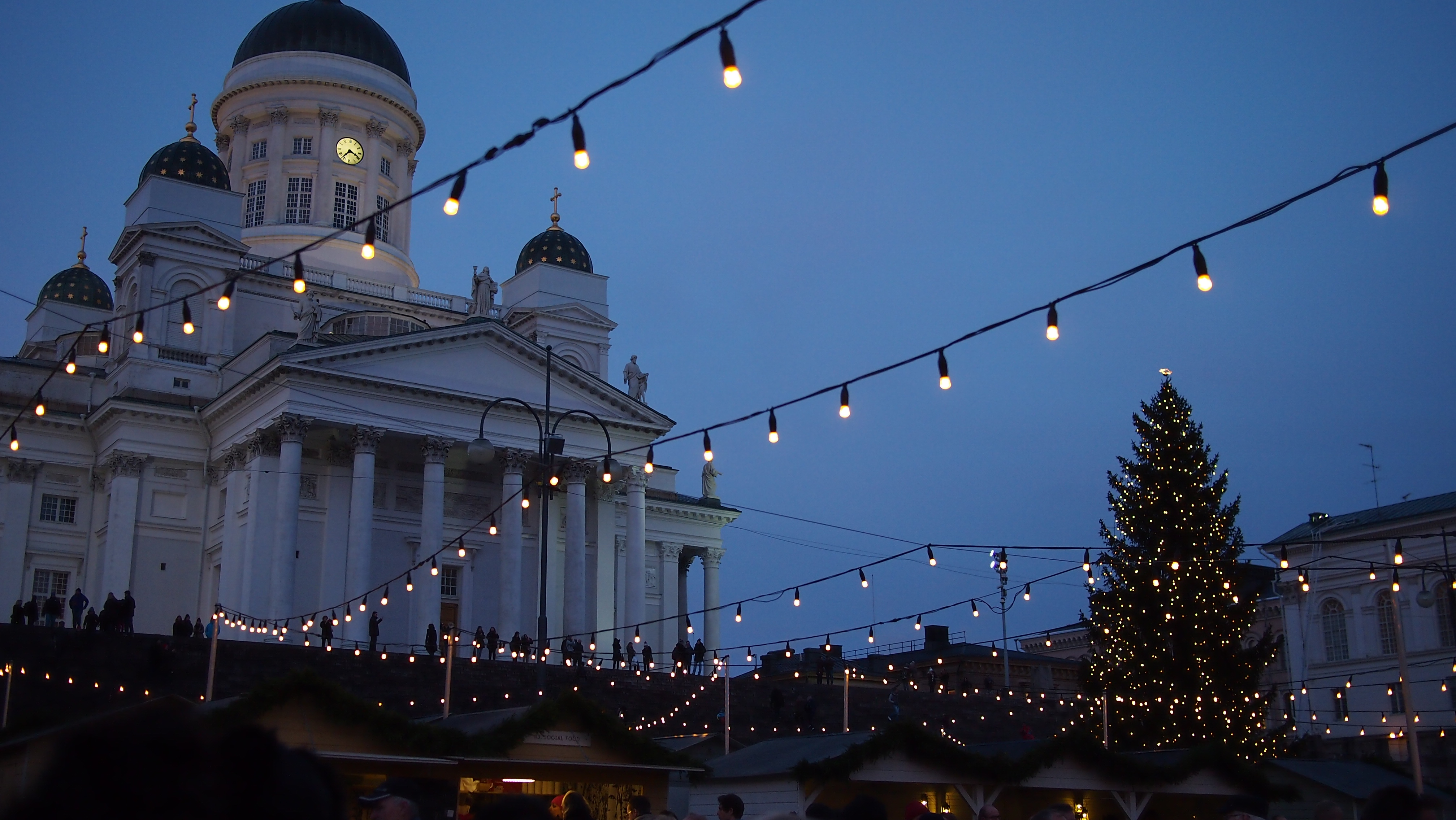 Tuomiokirkko Tuomaan markkinoiden valoissa. Kuva: Ilona Paajanen, Kotus.