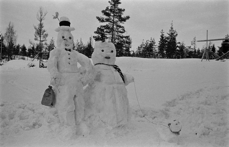 Lumiukkoja Pohjois-Haagassa vuonna 1958. Kuva: Armas Nyberg. Helsingin kaupunginmuseo. Public domain