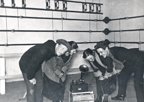 Edison-fonografi Nurmijärven Myllykosken voima-asemalla 1920-luvulla. Kuva: Nurmijärven museo.