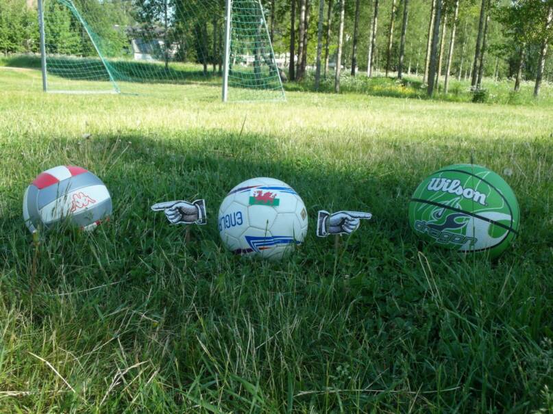 Jalkapallo ja Walesin lippu. Kuva: Risto Uusikoski, Kotus.