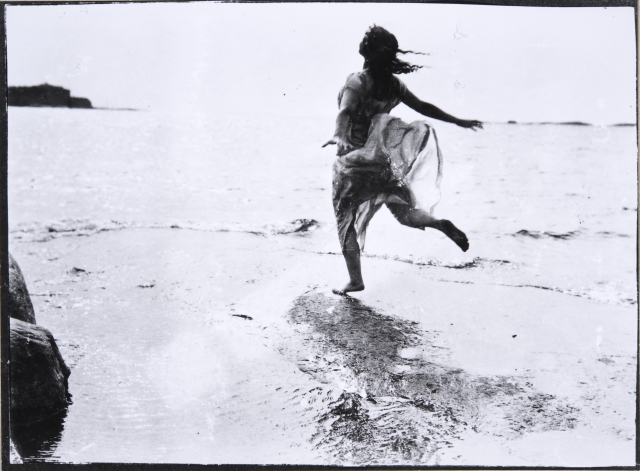 Vapaan tanssin suomalainen pioneeri Maggie Gripenberg merellisessä miljöössä 1910-luvulla. Kuva: Museovirasto. CC BY 4.0