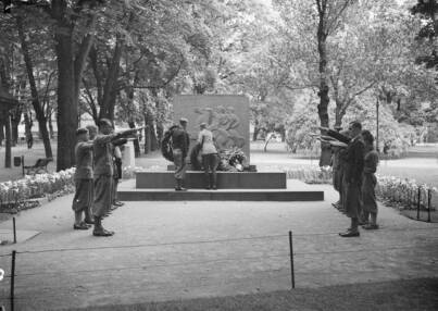 Hitler-Jugendin jäseniä Helsingin valtauksessa keväällä 1918 kaatuneiden saksalaisten hautamuistomerkillä Vanhankirkon puistossa. 1935. Kuva: Aarne Pietinen Oy. Museovirasto. CC BY 4.0.