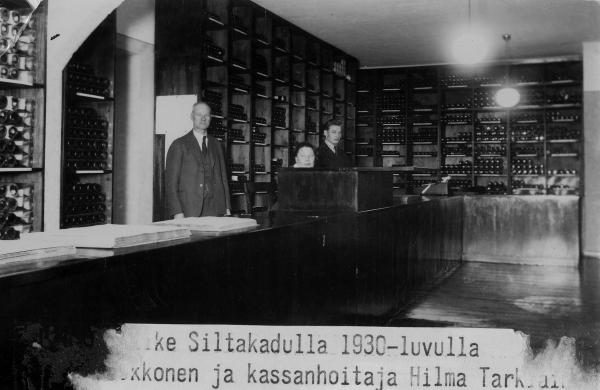Alkoholiliike Siltakadulla 1930-luvulla. Kuva: Hyvinkään kaupunginmuseo. CC BY-NC-ND 4.0