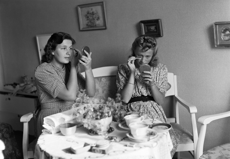 Inez Grünberg (oikealla) ja Dagmar Hackel, ehostavat itseään Haagassa vuonna 1943. Kuva: Constantin Grünberg. Helsingin kaupunginmuseo. Public domain.