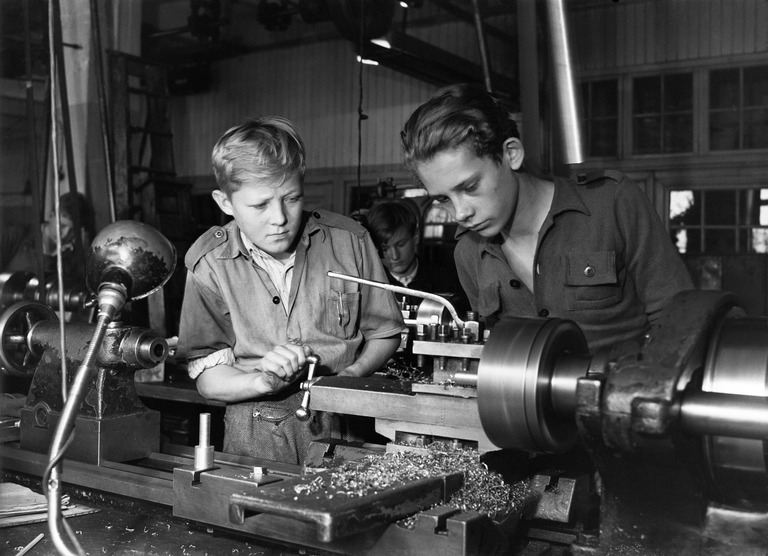 Pojat opettelevat metallisorvausta Helsingin kaupungin ammattikoulussa vuonna 1949. Kuva: Hugo Sundström. Helsingin kaupunginmuseo. Public domain.