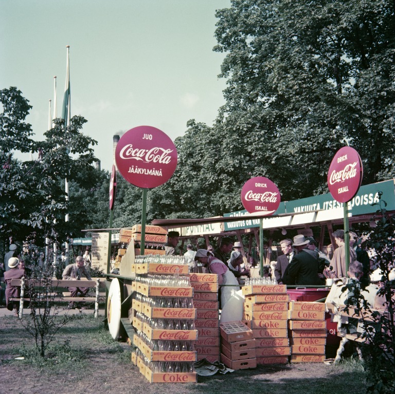 Helsingin olympialaiset 1952. Olympiakisojen virallisen kisajuoman Coca-Colan myyntipiste Hesperian puistossa. Kuva: Olympia-kuva. Helsingin kaupunginmuseo. CC BY 4.0.