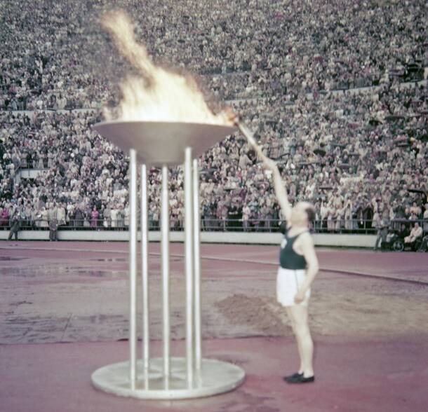 Paavo Nurmi sytyttää olympiatulen Olympiastadionilla Helsingin olympialaisten avajaisissa 1952. Kuva: Olympia-kuva. Helsingin kaupunginmuseo. CC BY 4.0.