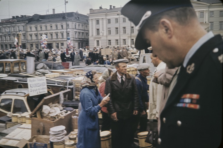 Poliisi silakkamarkkinoilla. Helsinki, Kauppatori, 1958. Kuva: Arvo Kajantie. Helsingin kaupunginmuseo. CC BY 4.0.