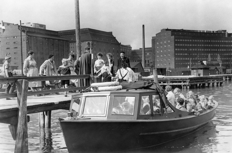 Vene on tuonut lapsia Sörnäisten rantaan Sompasaaren kesäsiirtolassa vietetyn päivän jälkeen. 1950. Kuva: Eino Heinonen (?). Helsingin kaupunginmuseo. Public domain.