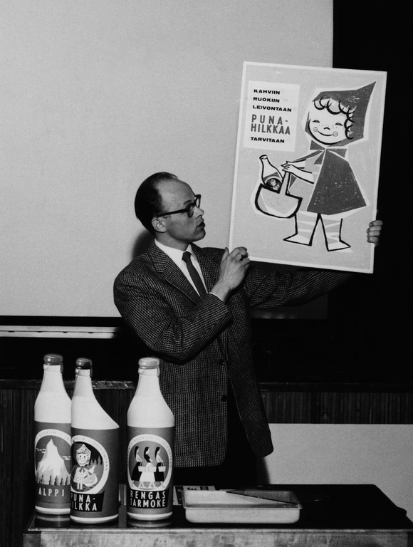 Elannon mainoshoitaja Arto Heikkinen esittelee uutta tuotetta (Alppi, Rengastarmoke tai Punahilkka). 1953. Kuva: Olli Nieminen. Helsingin kaupunginmuseo. CC BY 4.0.