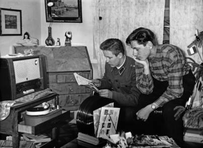 Nuoret miehet kuuntelevat levyjä. 1959. Kuva: Aulis Nyqvist. Helsingin kaupunginmuseo. CC BY 4.0.